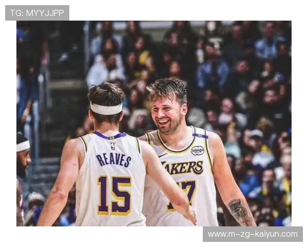 东契奇突破传底角，独行侠射手群持续开火